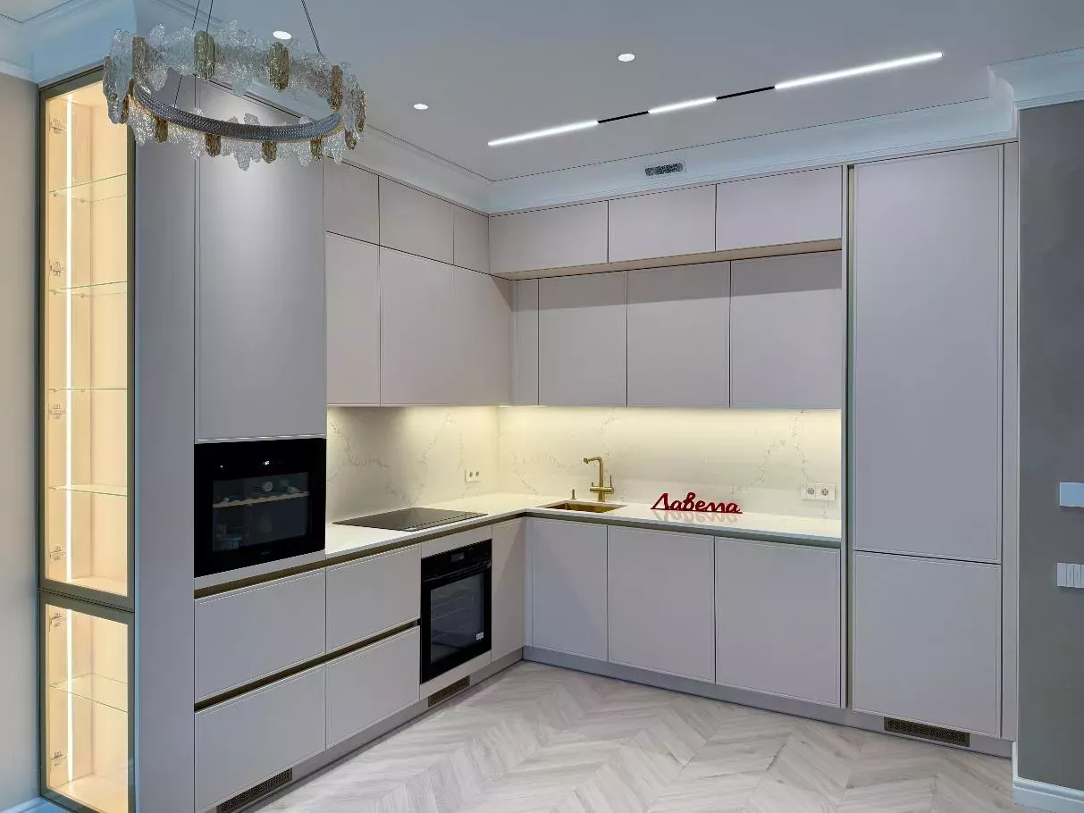Кухня «Лоренца» в ЖК «Magnifika Residence»: матовая эмаль и золотые акценты Кухня «Лоренца» в ЖК «Magnifika Residence»: матовая эмаль и золотые акценты
