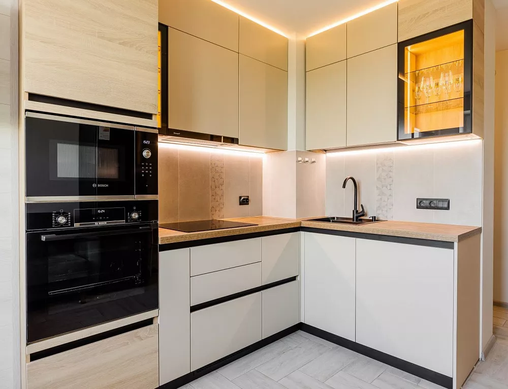 Примеры комплектации угловой кухни для 3-комнатной квартиры 121 серии